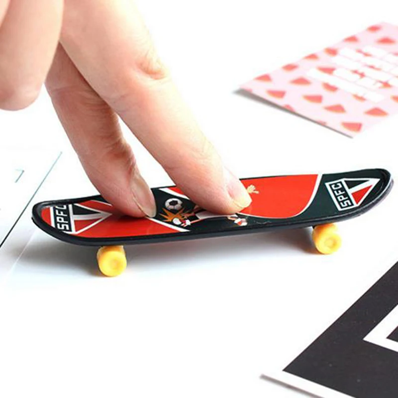 Mini Plastic Skate Finger Skateboarding Fingerboard Novelty Gag Toys For Boys Children Skateboard Finger Board Gifts