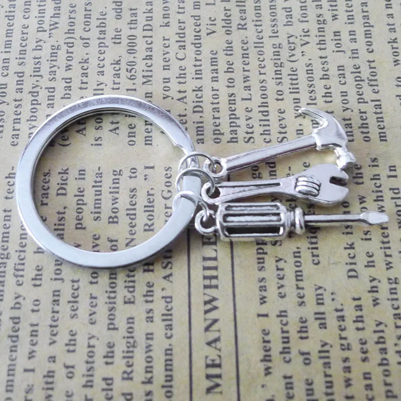 Neuer Werkzeug-Schlüsselanhänger mit Hammer, Schraubendreher und Schraubenschlüssel 'Wenn Papa es nicht reparieren kann' Vatertags-Geschenk Schmuck-Schlüsselring – Detail 3