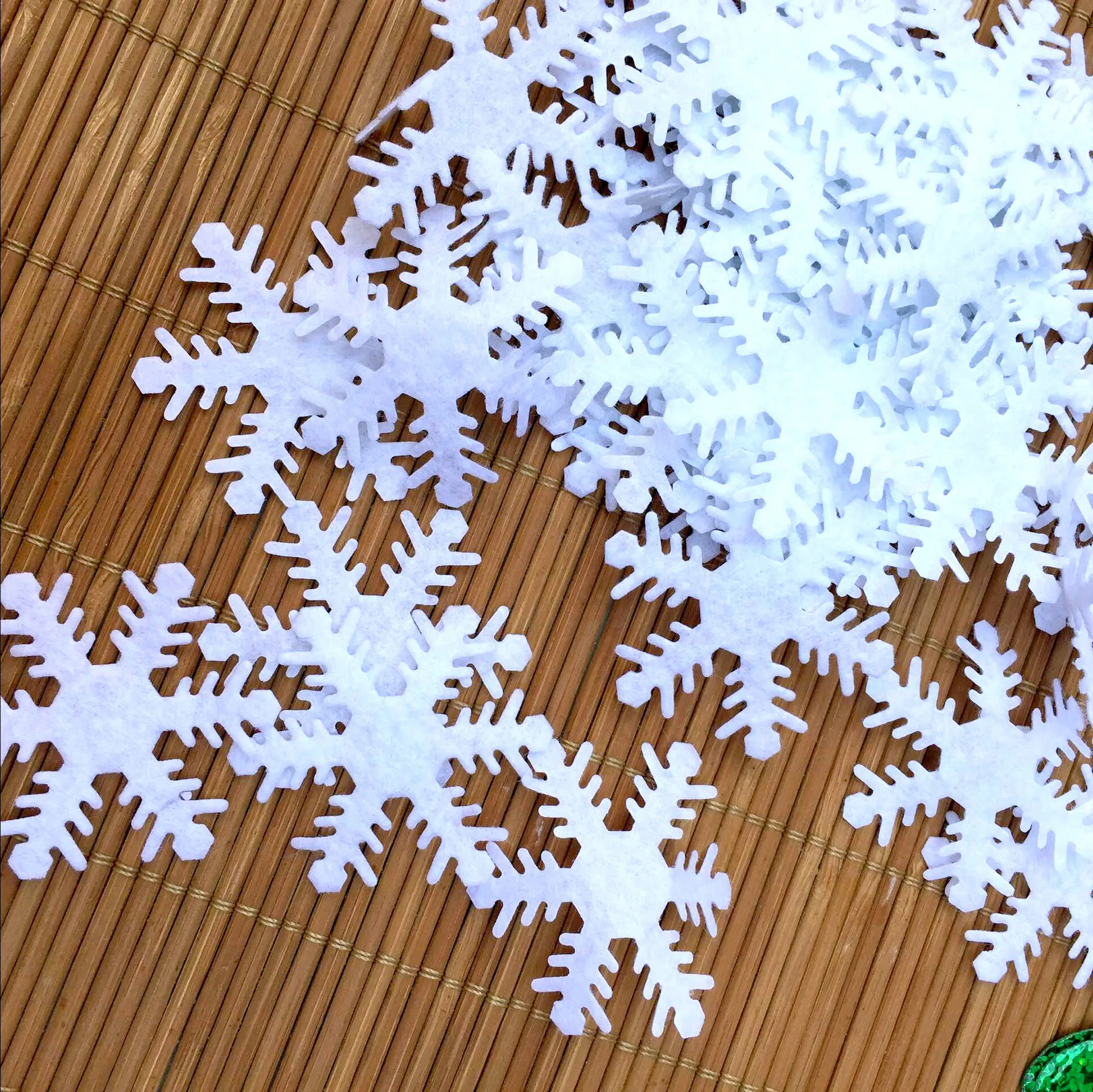 T-N 100pcs Christmas Snowflake Wool Felt Pads Party White Nonwoven Patches Appliques Wall Sticker For Scrapbooking Craft Toy DIY