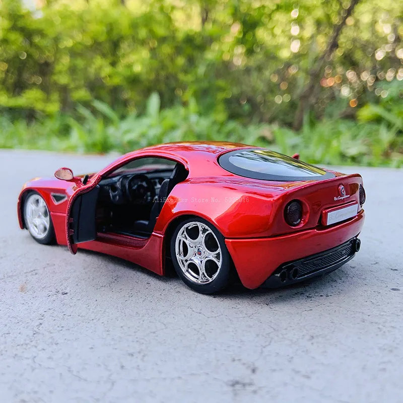 Bburago-Coche de juguete de Metal modelo Alfa Romeo 8C, vehículo de competición, regalos de colección de alta simulación, 1:32