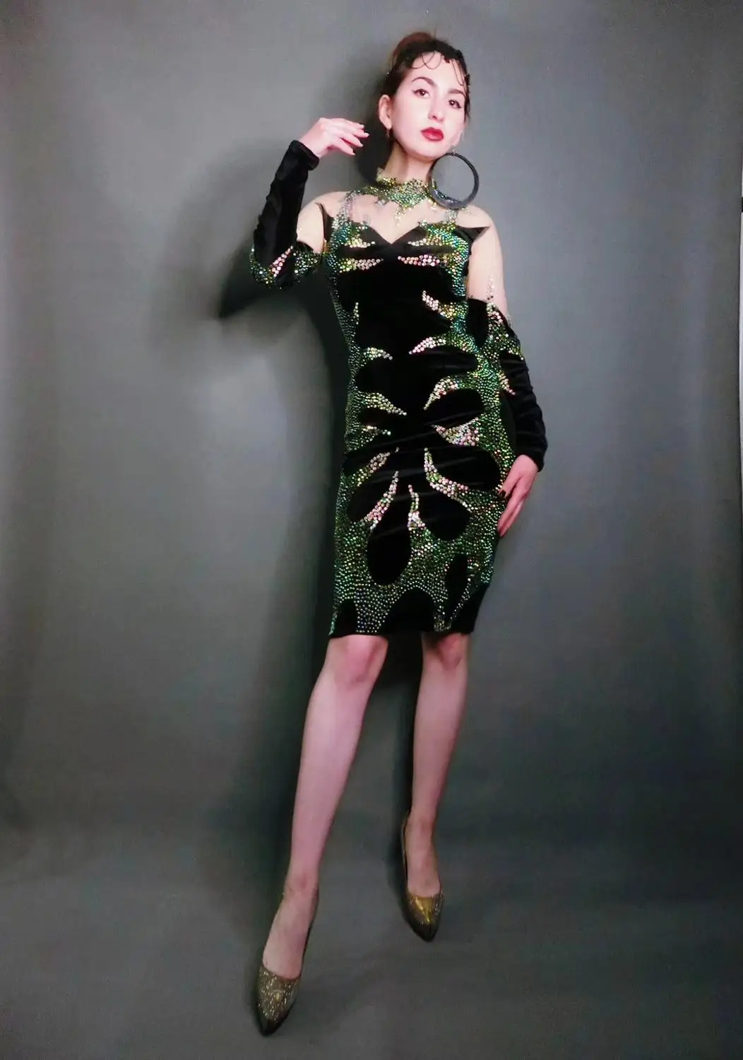 ชุดเดรสสั้นผ้ากำมะหยี่ประดับลูกปัดสุดเซ็กซี่สำหรับผู้หญิง ชุดราตรีงานปาร์ตี้ งานพรอม ชุดวันเกิด ชุดนักร้อง ชุดแสดงบนเวที ชุดถ่ายภาพ