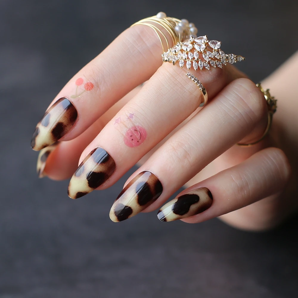 Classic Cheetah Brown  Fake nails Almond Acrylic nails Glossy Stiletto False nails Short leopard print yellow