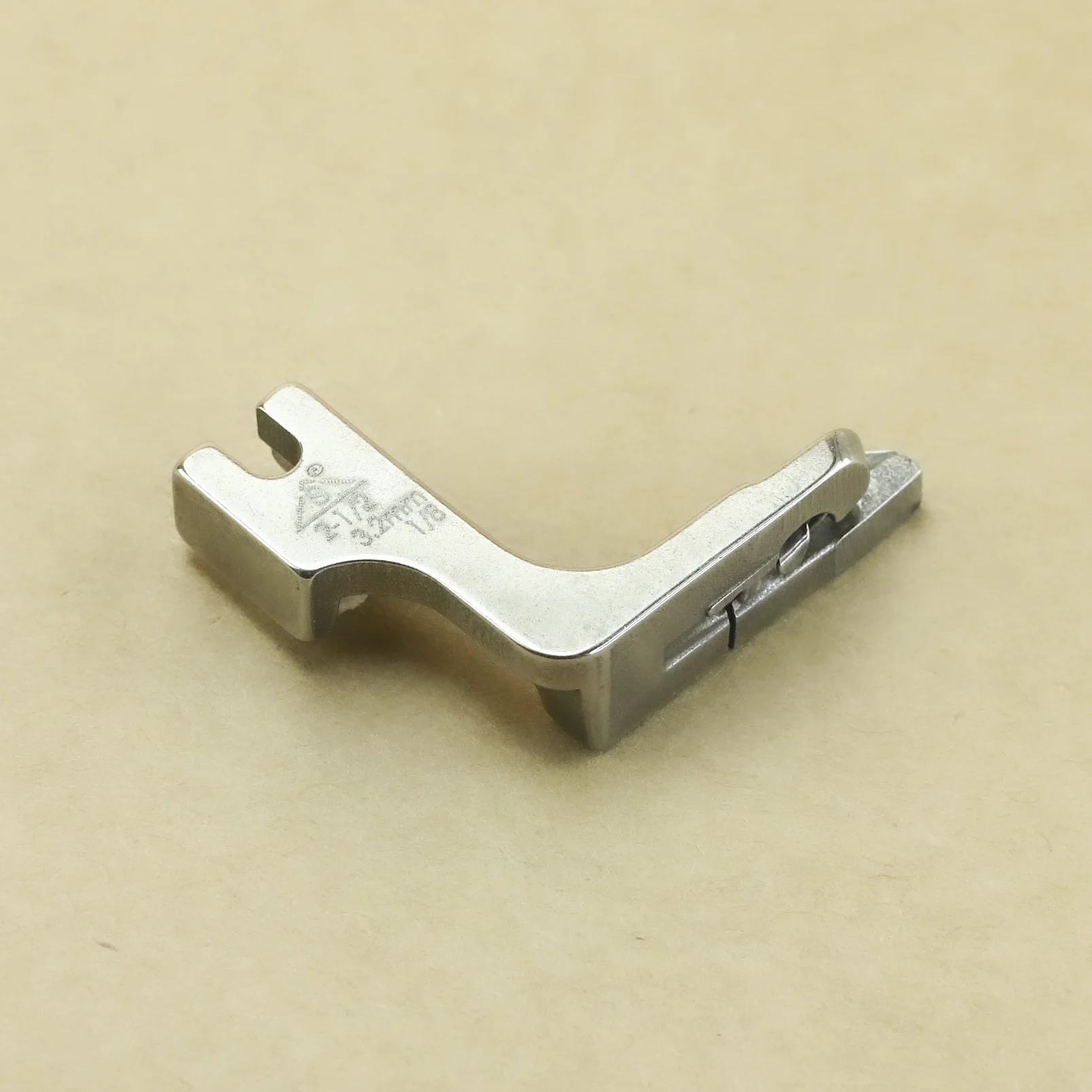 الصناعية Hemmer القدم عالية الجودة 9 حجم 5/32 ''5 مللي متر 1/4" 6.4 مللي متر 5/16 "8 مللي متر ماكينة خياطة Hemmer قطعة قدم الضغط في ماكينة الخياطة قدم