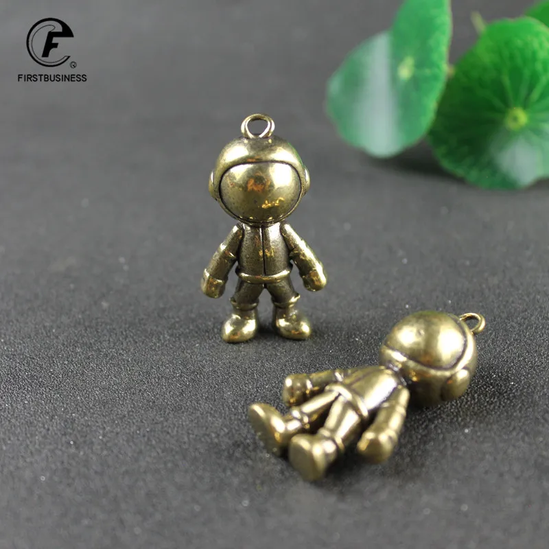 New Fashion Handmade 3D Astronaut Space Robot Spaceman Keychain Keyring Copper Brass Gift For Man Friend Sculpture Model