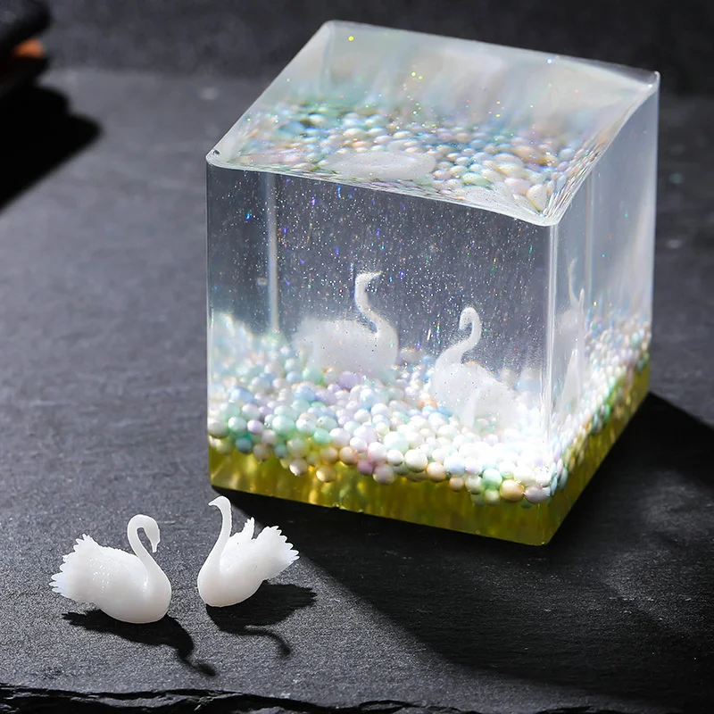 Two styles of miniature swan-shaped epoxy resin can be used for decorative filling and beautification of art jewelry accessories