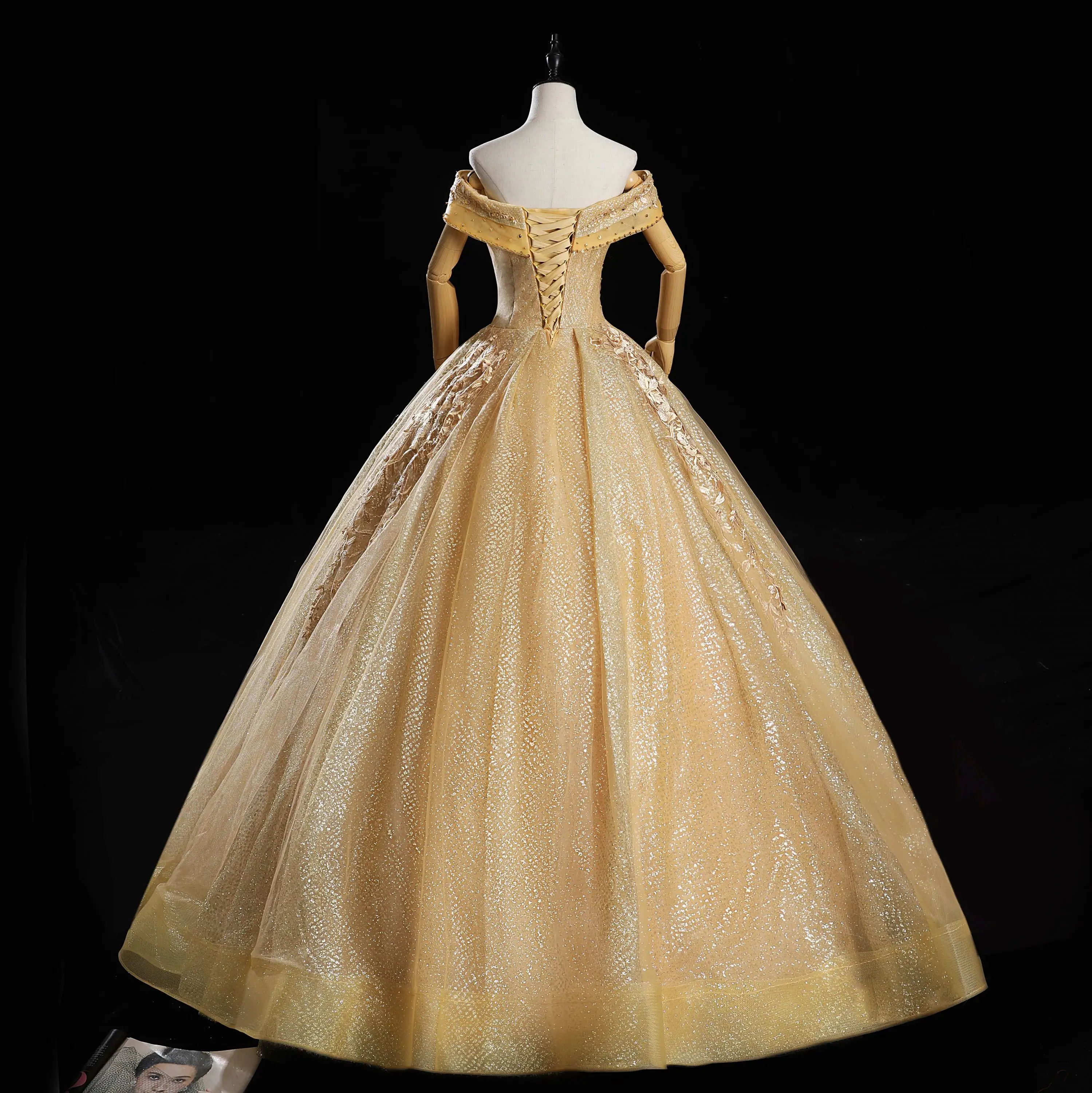 Gold ชุดเดรสปาร์ตี้ปิดไหล่ V คอชุดไปงานเต้นรำ Luxury Lace Vintage Quinceanera เดรสพลัสขนาด Vestidos