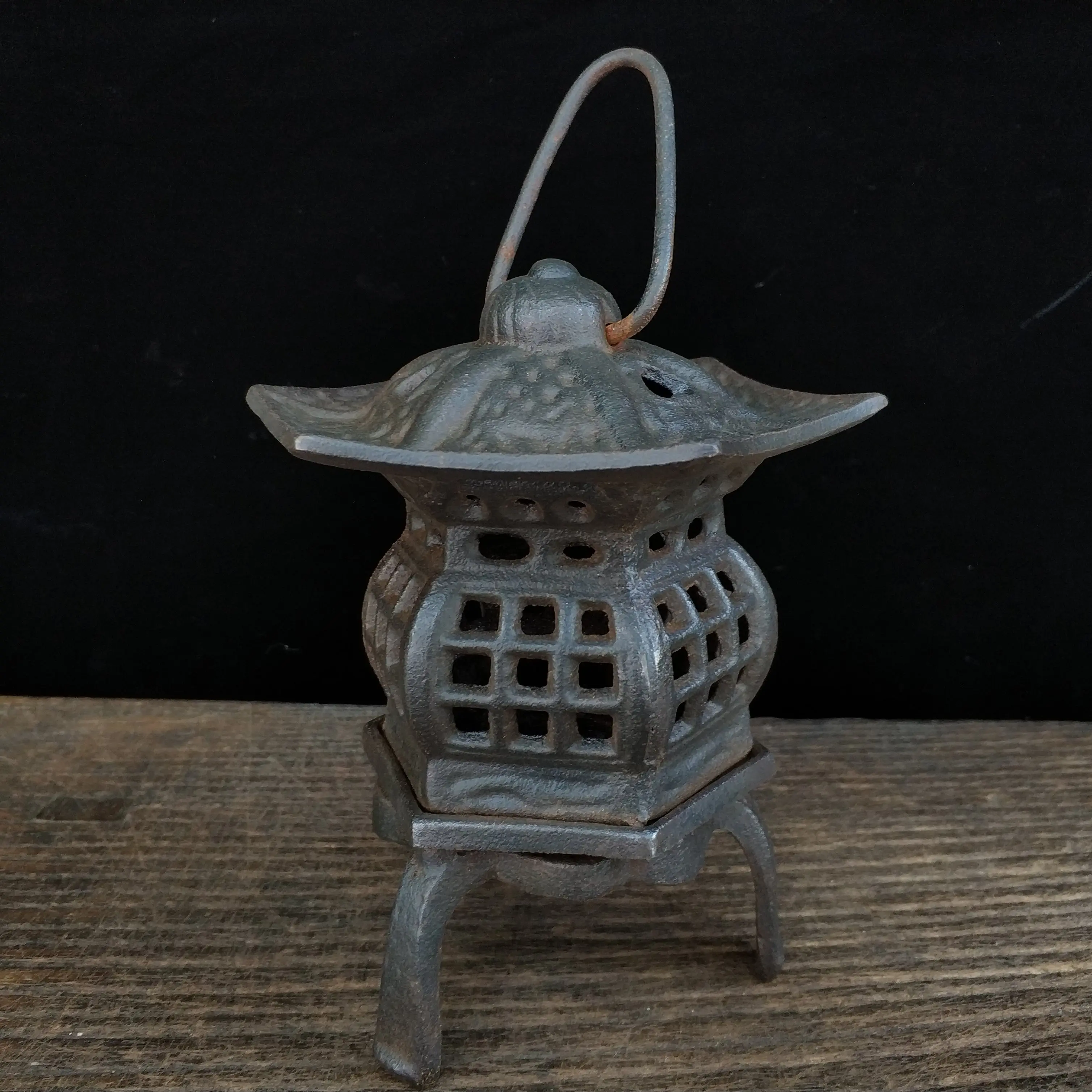 Antique Iron guardrail lamps, lighting appliances, film and television props, ancient oil lamps are of good quality