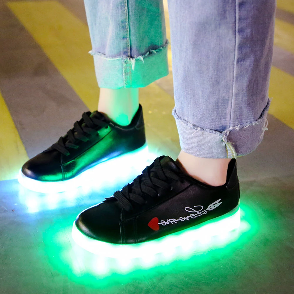 Zapatos luminosos recargables por Usb para hombre y mujer, zapatillas con luces LED, suela iluminada, patrón de amor para adultos, color blanco, novedad de 2024