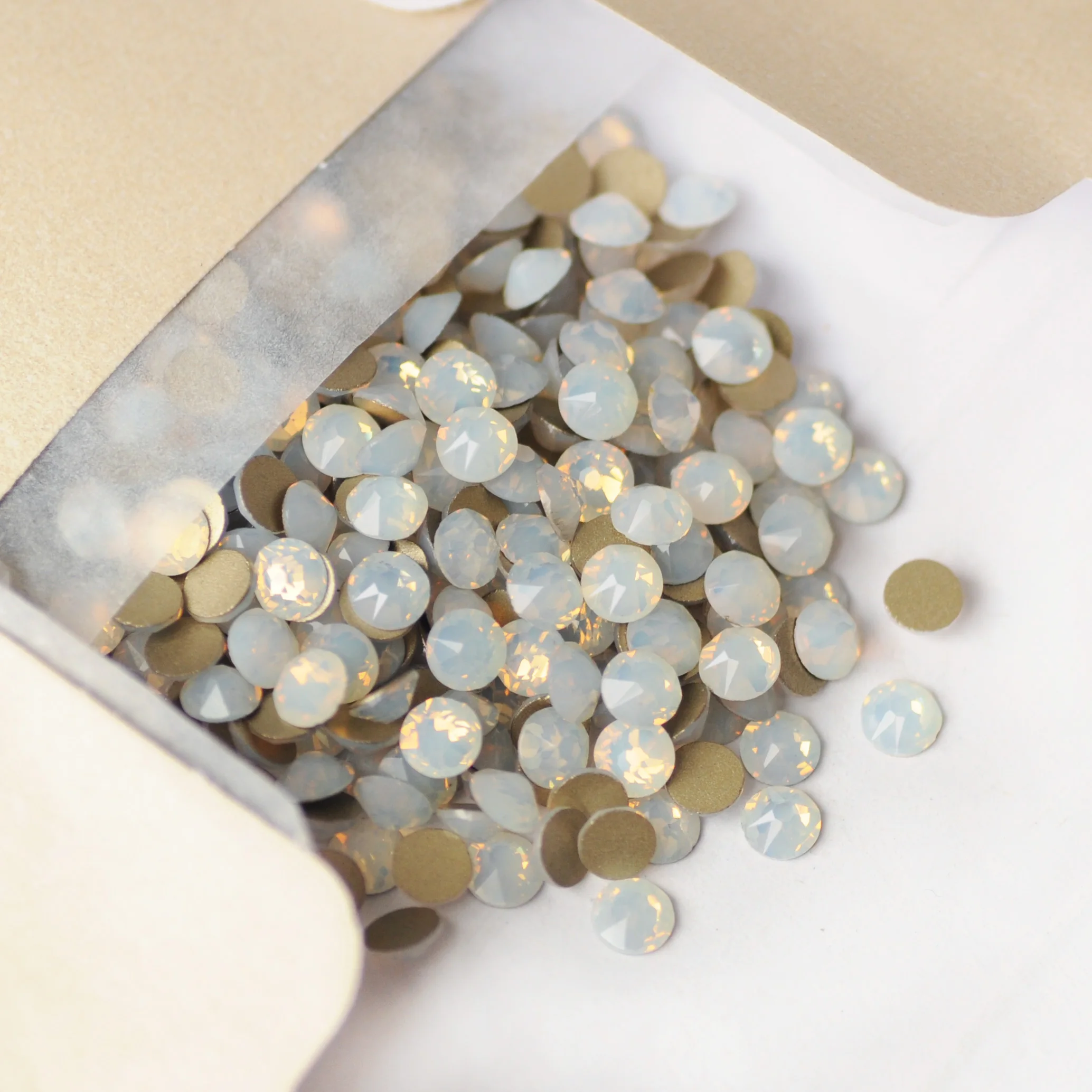Glitzernder Weißer Opal 2088, Flachrücken-Diamant, Nicht-Hotfix-Strass, DIY, 8 große, 8 kleine Strasssteine für Kleidung, Nagelkunst und Dekoration – Detail 6