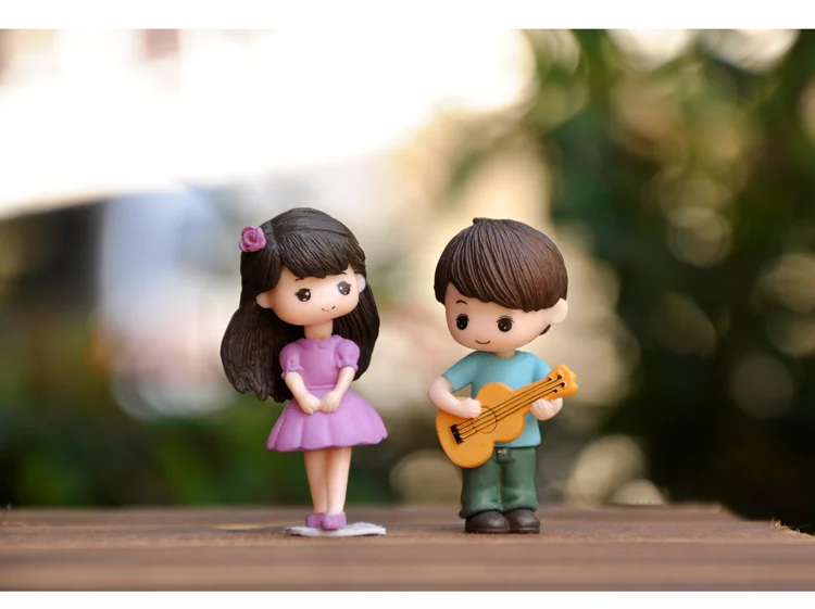 ギターを弾くポーズをとる2個のカップル人形男の子女の子デート小さな
