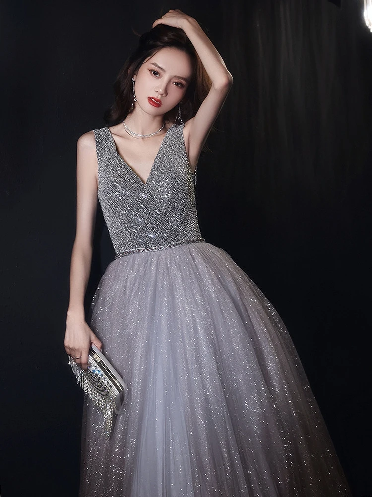 Luksusowe szare sukienki na studniówkę z dekoltem w serek, błyszczącymi koralikami, szarfami, o kroju litery A, bez pleców, bez rękawów, dla gości weselnych, na imprezy, dla gwiazd, suknie wieczorowe.