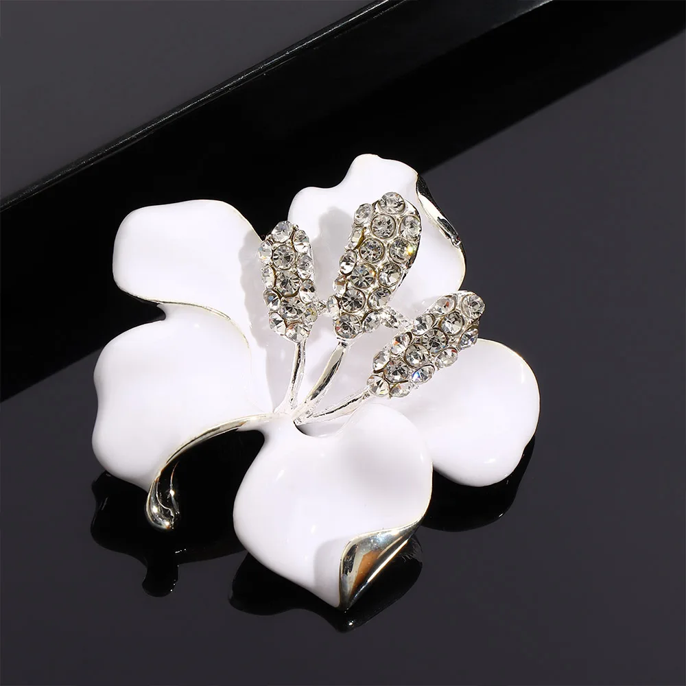 Fashion Flowers Enamel Pin Brooch Rhinestone Crystal Lily Flower Brooches for Women Wedding Party Women Accessories