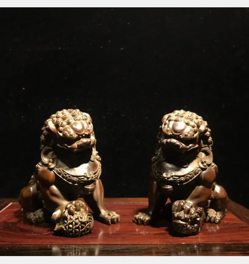 

China Hand-carved boxwood archaize lion crafts statue A pair