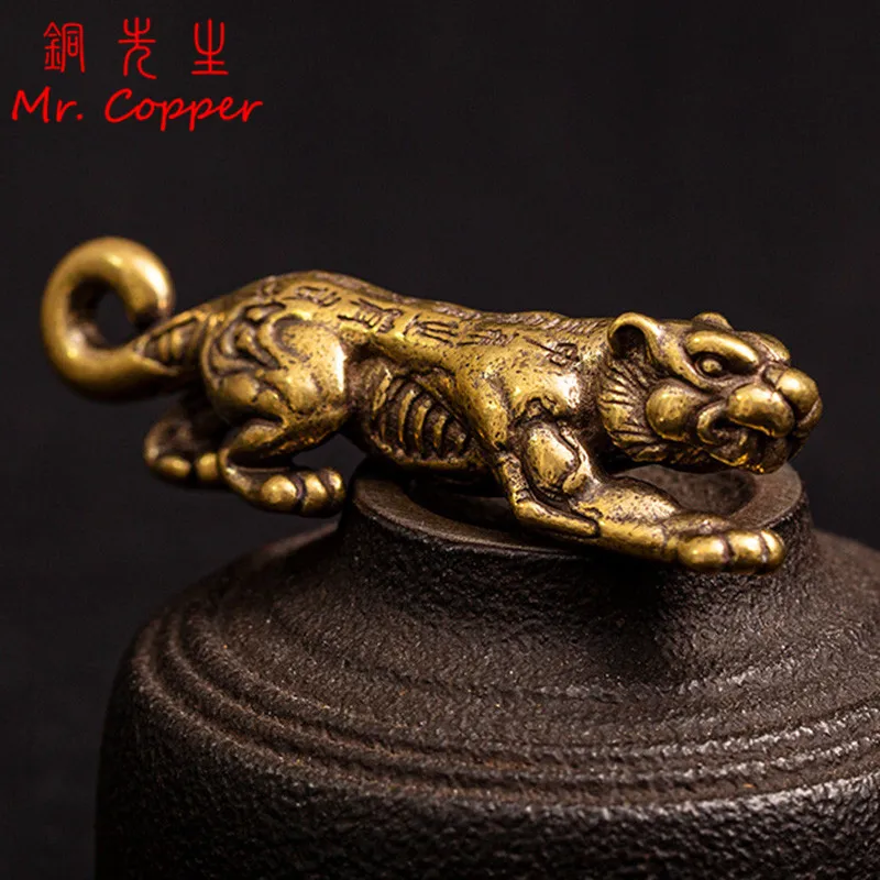 Antique Copper Sculpture Chinese Tiger Token Statue Desktop Ornament Home Decor Natural Aging Brass Animal Figurines Decorations