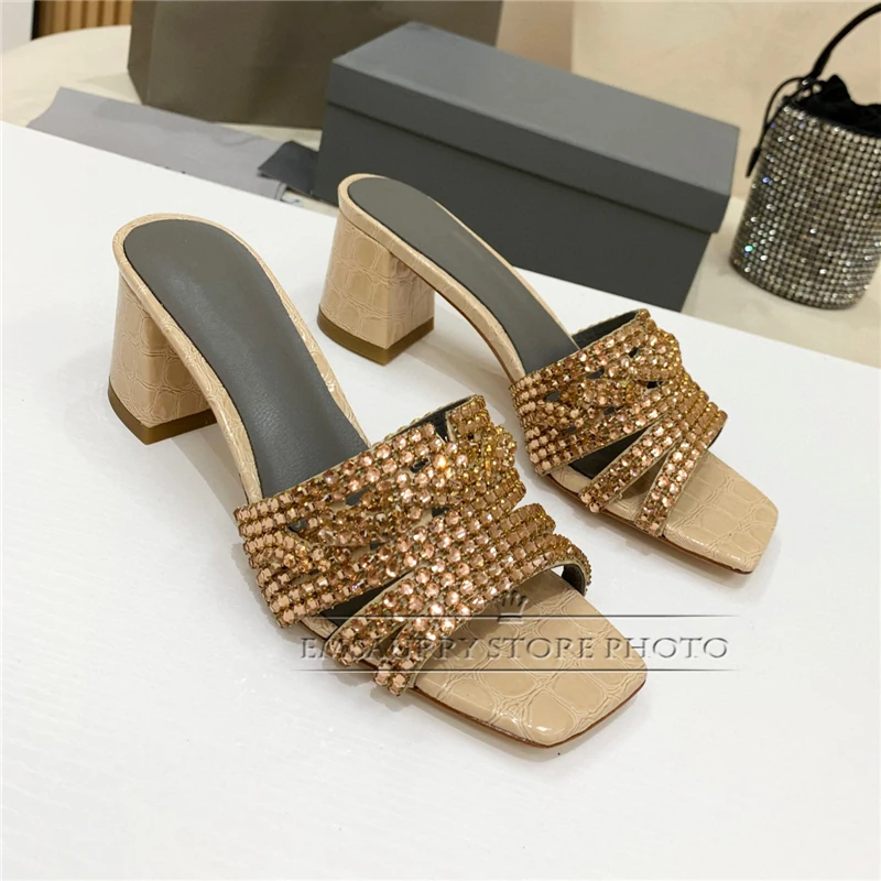 Luksusowe Rhinestone Fretwork sandały damskie letnie kwadratowe z wystającym palcem prawdziwe skórzane kopyto pięty Slingbacks Party Shoes Woman