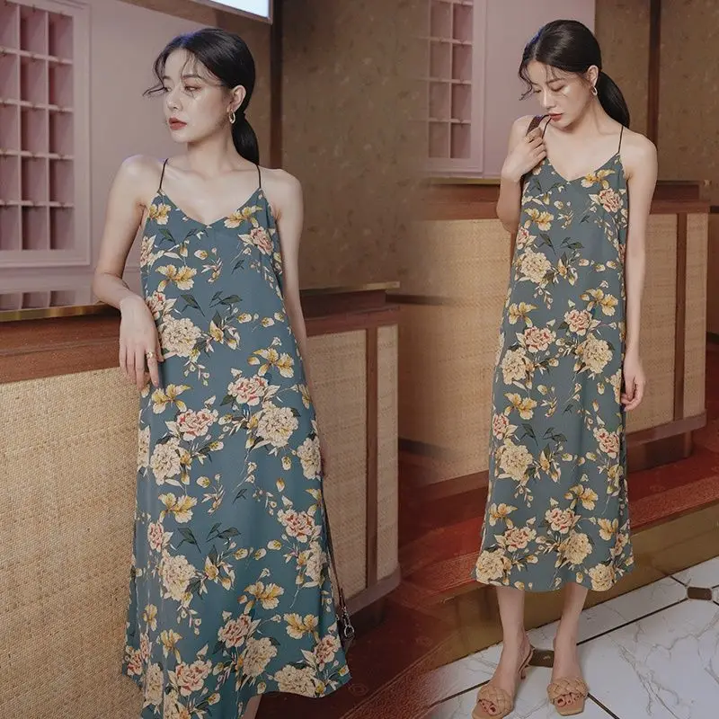 

Retro V-neck medium length floral Mini green dress with off shoulder print and bottom strap skirt