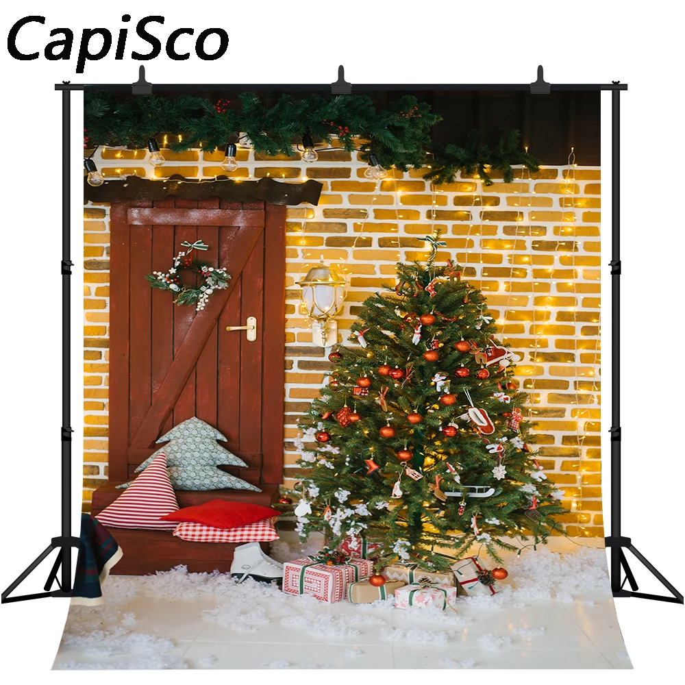 

Capisco Christmas wood door brick wall Backdrop Xmas house green wreath decor Photo background for kids portrait studio props