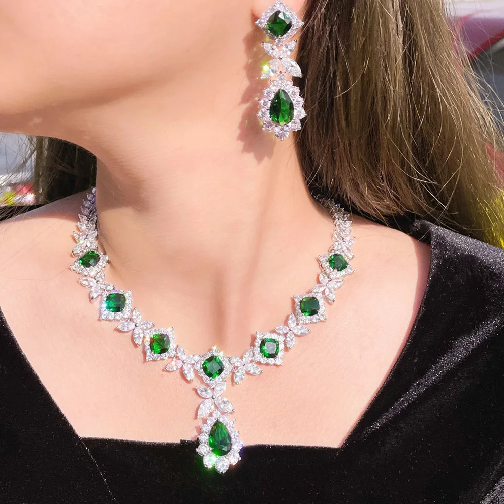 

Изысканный комплект ювелирных украшений Pera: длинное колье и серьги с зелеными кубическими циркониями для невест, модель J493