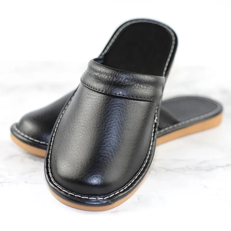 Klasyczne kapcie ze skóry PU Męskie buty wewnętrzne Unisex Mężczyźni 2021 Moda Męskie skórzane buty Domowe kapcie Wodoodporne męskie buty domowe