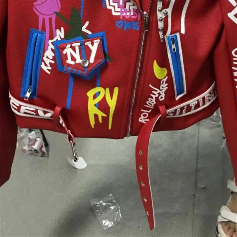 2023 primavera nuova donna rivetto Graffiti giacca in pelle risvolto manica intera giacca moda con cintura stile Punk capispalla rossa Y1162