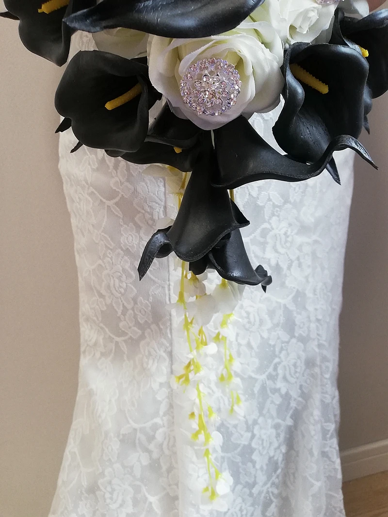 New Fashion White Roses Mix With Black Calla Lilies Crystal Cascading Wedding Bouquet Ramos de Novia Ramos de Novia En Cascada