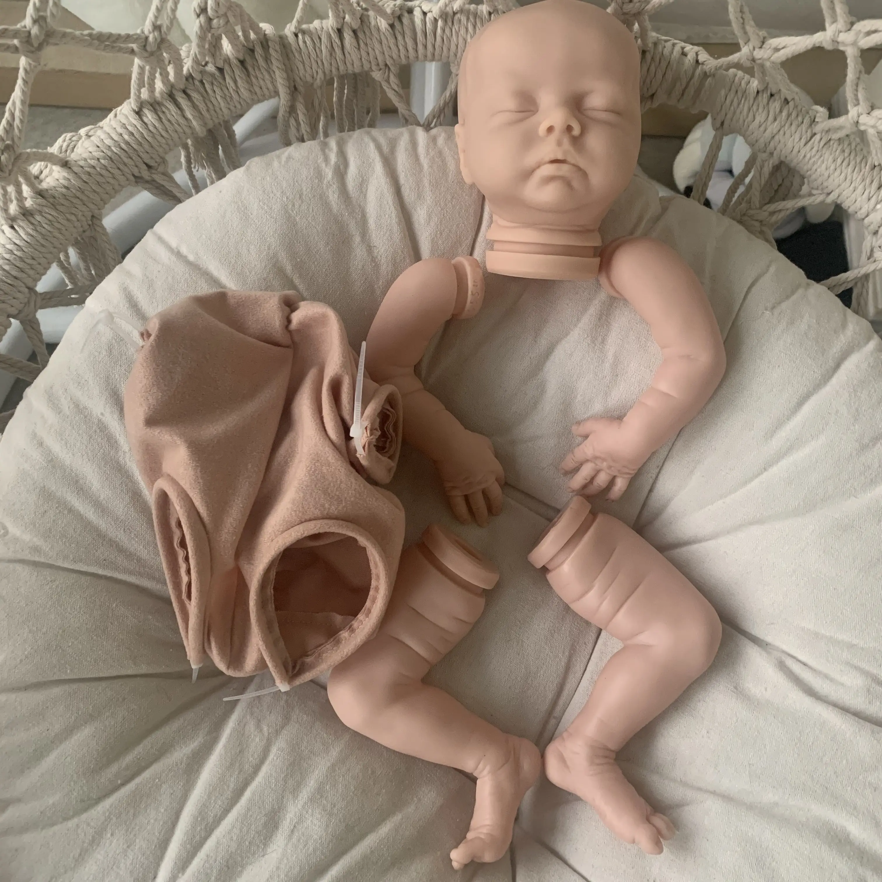 NPK 18 inch Delilah Reborn Doll Kit - Levensechte frisse kleur Zachte DIY-poponderdelen voor verzamelaars en ambachtslieden