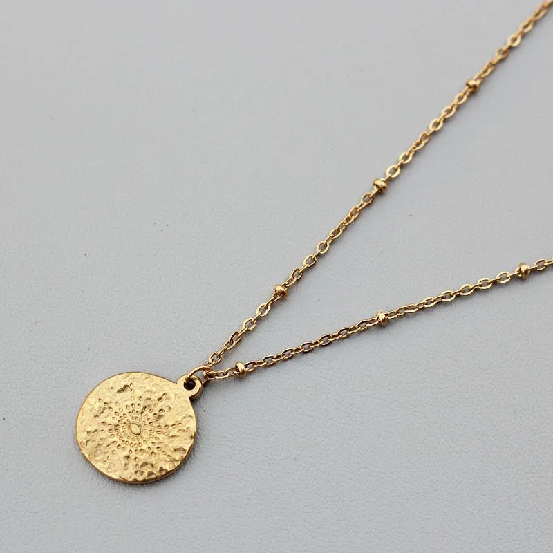 Collar con colgante de moneda tallada para mujeres, niñas y hombres, cadena redonda Simple de acero inoxidable, joyería de medalla de celebridad de adoración de diosa