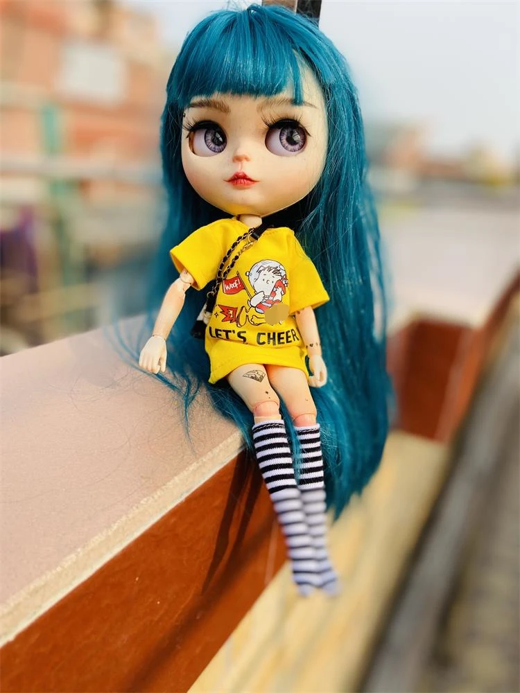 2 Stück/Set Blyth/Barbies Puppenkleidung, kurzes T-Shirt mit wunderschönem Aufdruck + gestreifte Socken, kann für 1/6 Puppenzubehör verwendet werden