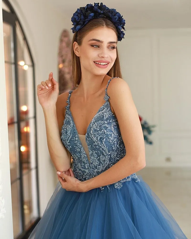 Vestido de noite azul linha a 2020, alça espaguete, miçangas, gola v, babados, comprimento do chão, vestidos de baile sem costas