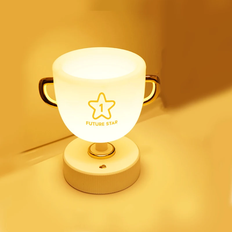 Trophy ไฟกลางคืน LED ผู้ถือปากกาโคมไฟตั้งโต๊ะ Creative USB รีโมทคอนโทรลที่มีสีสันบรรยากาศเดสก์ท็อป Creative Trophy Light