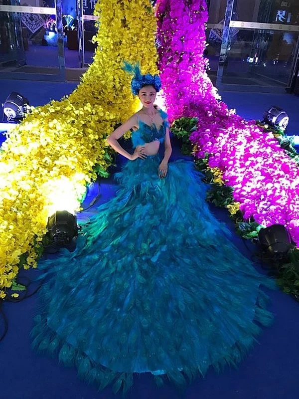 

Peacock feather costume Model show catwalk long big tail performance customized make dress chinese folk costumes
