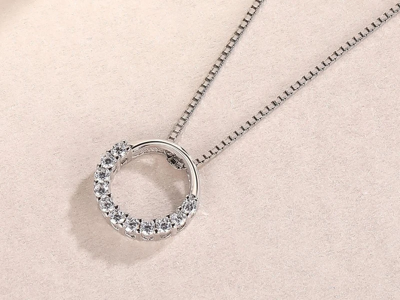 925 Sterling Silber Runde Zirkon-Anhänger-Halsketten für Damen, modischer edler Schmuck, halb mit Strasssteinen besetzte glänzende Kreis-Schlüsselbeinkette – Detail 11