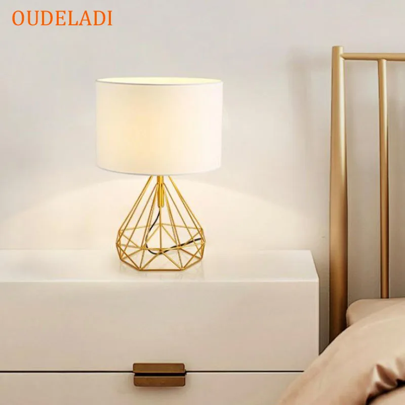 Nordic Retro Geometryczna lampa biurkowa Złoto Czarny Biały Hollow Diamond Design Klosz z tkaniny Lampa stołowa Sypialnia Home Decor Oprawy