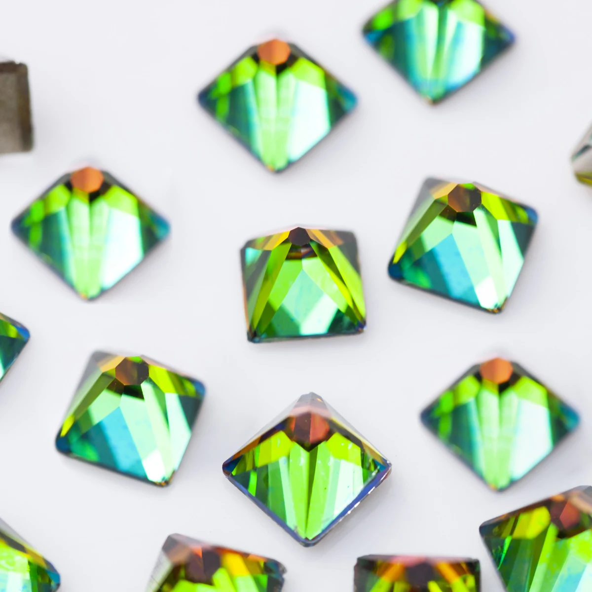 100 Stück Verschiedenfarbige 3D-Kristall-Nagelcharms Strasssteine für Nägel Geometrische Würfel Quadratische DIY-Nagelkunst-Schmuckdekorationen – Detail 1
