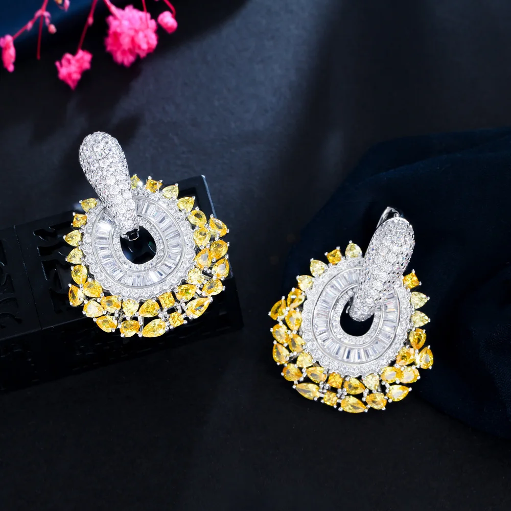 CWWZircons Top Funkelnde Gelbe CZ Große Hängende Huggie-Ohrringe für Damen Abendparty Brautschmuck Großhandel CZ105 – Detail 4