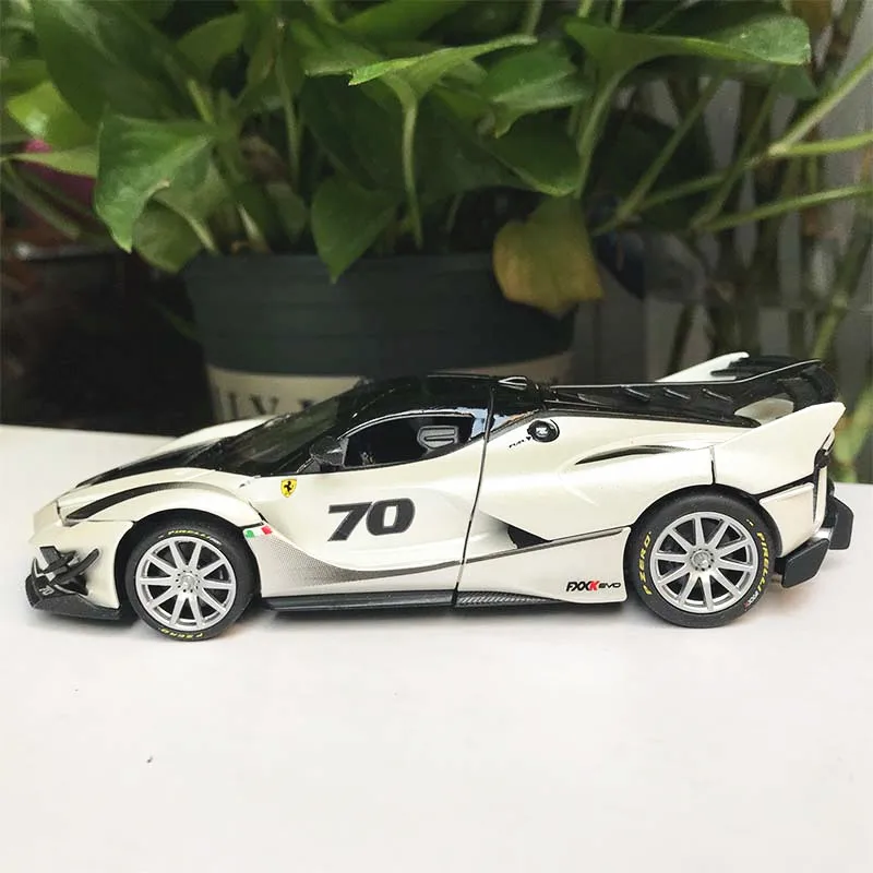 

Bburago 1:32 Ferrari FXX K EVO acousto-optic alloy simulation car model carton pack Collect gifts toy