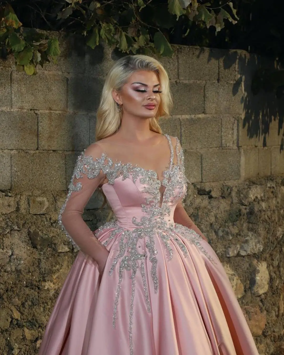 فستان زفاف بسيط مزين بالترتر وأكمام طويلة طول الأرض خط مصنوع حسب الطلب من الساتان فستان الزفاف فيستدو دي نوفيا