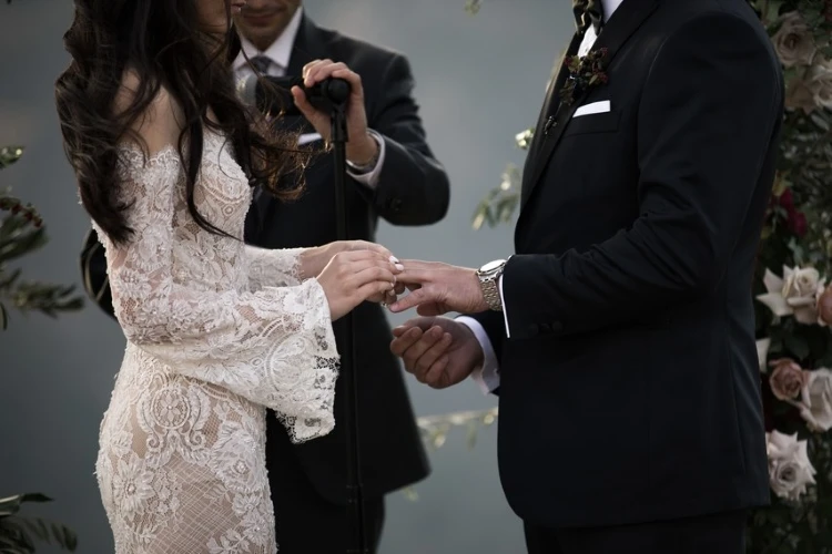 Robe de mariée longue en dentelle, couleur chair, vintage, épaules dénudées, manches évasées, ligne A