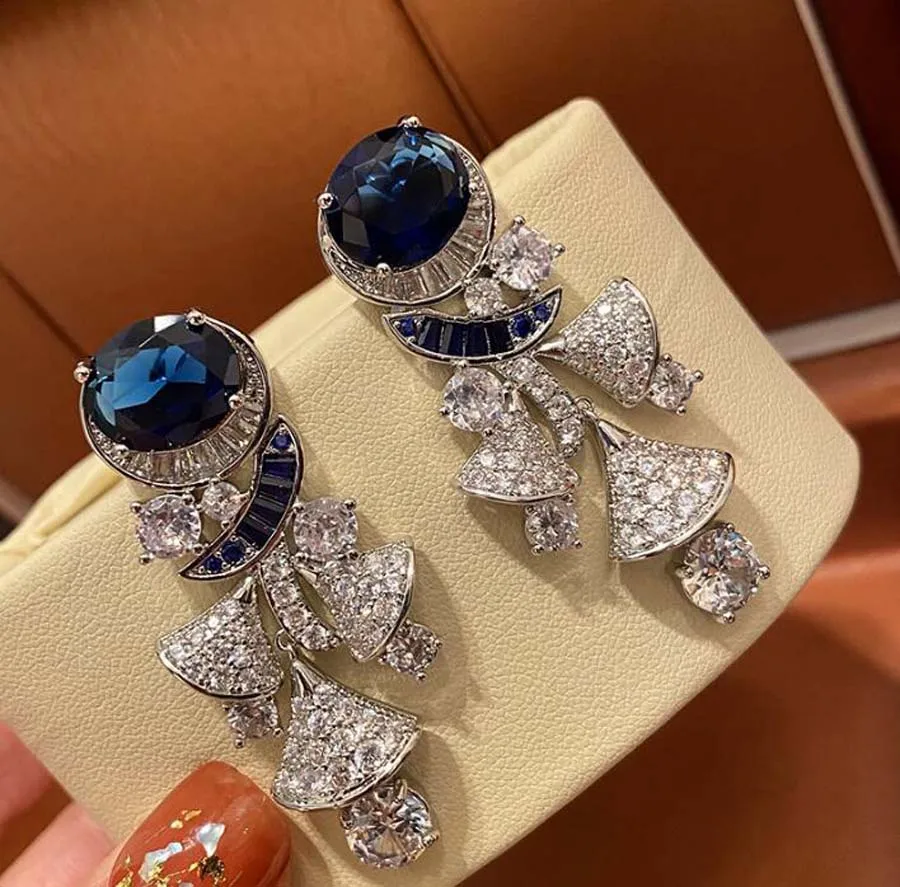 Anting-Anting Rok Berbentuk Kipas Berlian Imitasi Biru Berlebihan Gaun Panjang Elegan Wanita Perayaan Mewah Perhiasan Vintage