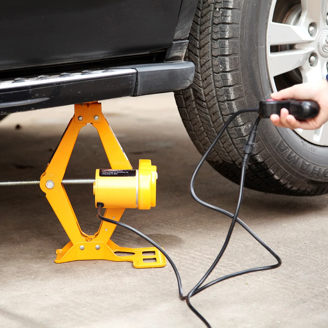 Martinetto elettrico per auto automobilistiche da 3 tonnellate 12 V CC Sollevamento SUV Van Garage e attrezzature di emergenza Martinetto elettrico automatico