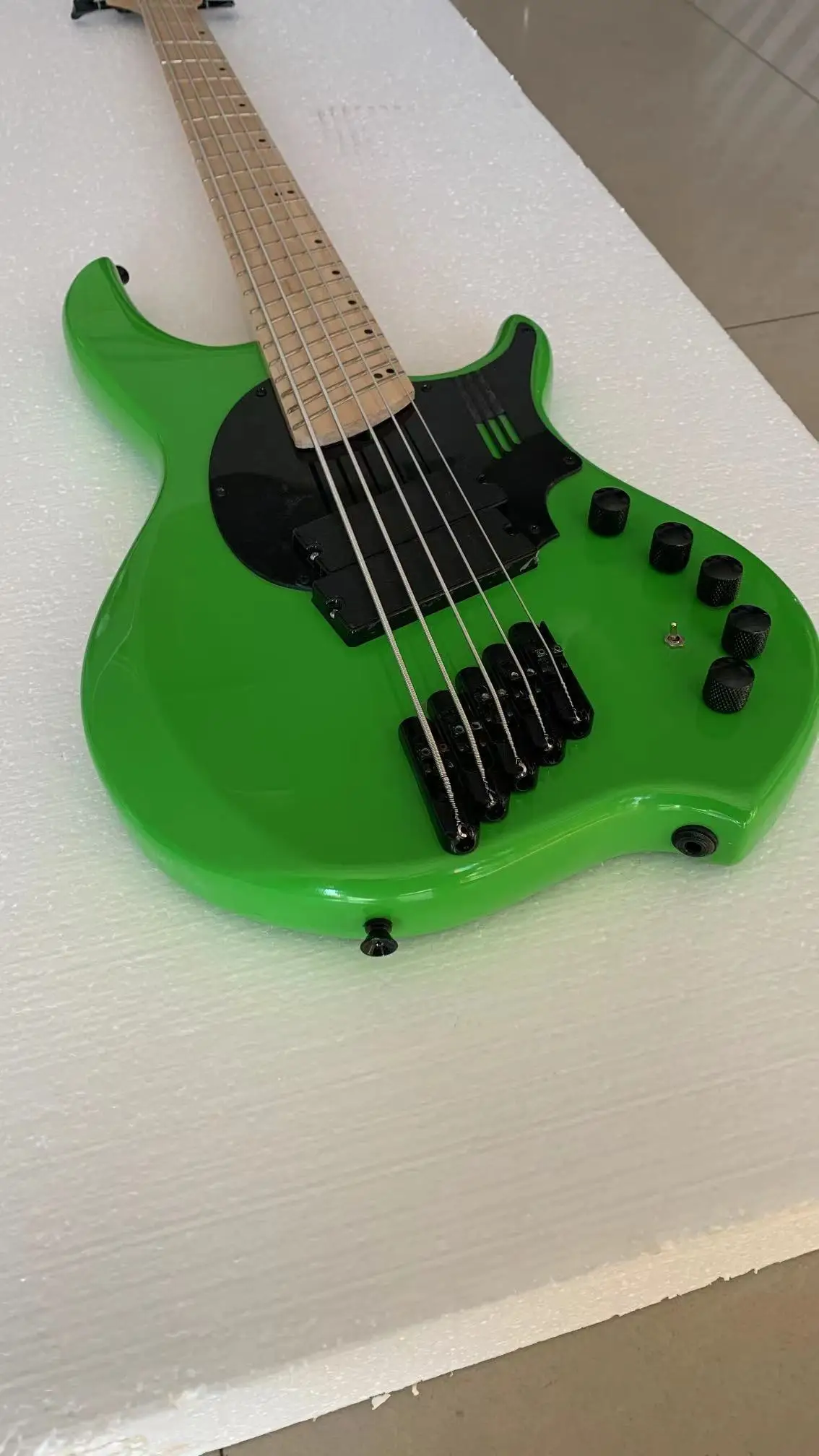 DW High-end custom oblique 5-string bass, fluorescent green body, Oblique fingerboard, 34-inch treble, 37-inch bass, black hardw