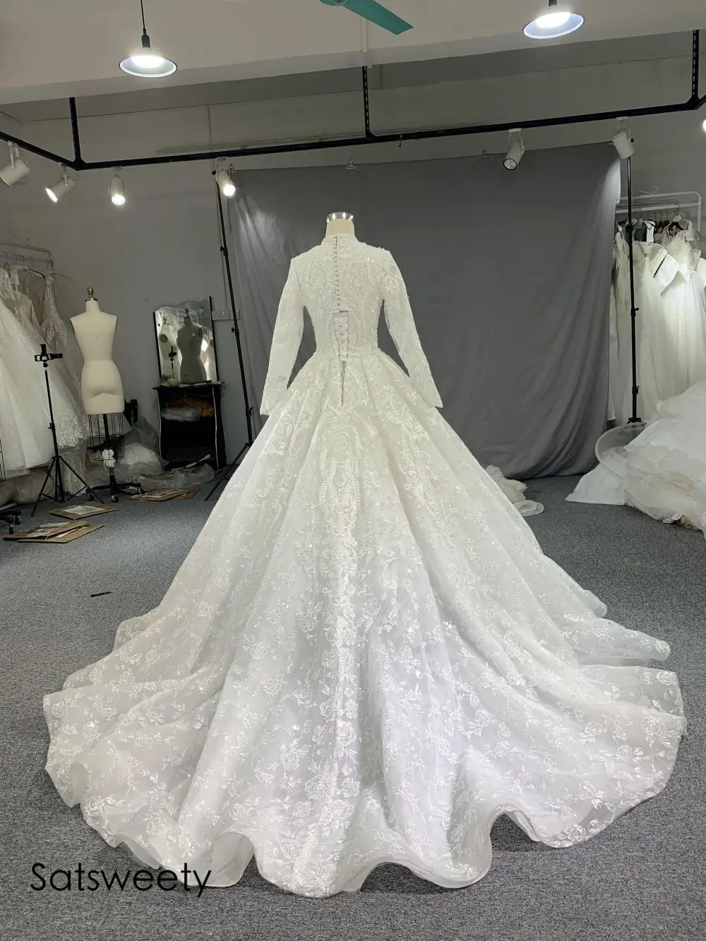 Luxury Beaded Muslims Wedding Dress 2022 Lace Appliques Long Sleeves Ball Gown Bridal Customized Vestido de Noivas