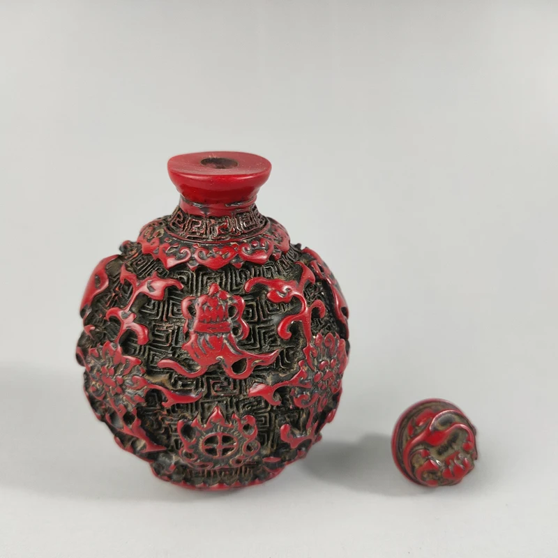 Exquisite Chinese Classical Traditional Craft Collection Home Decoration Gift Red Resin Fish Auspicious Pattern Snuff Bottle