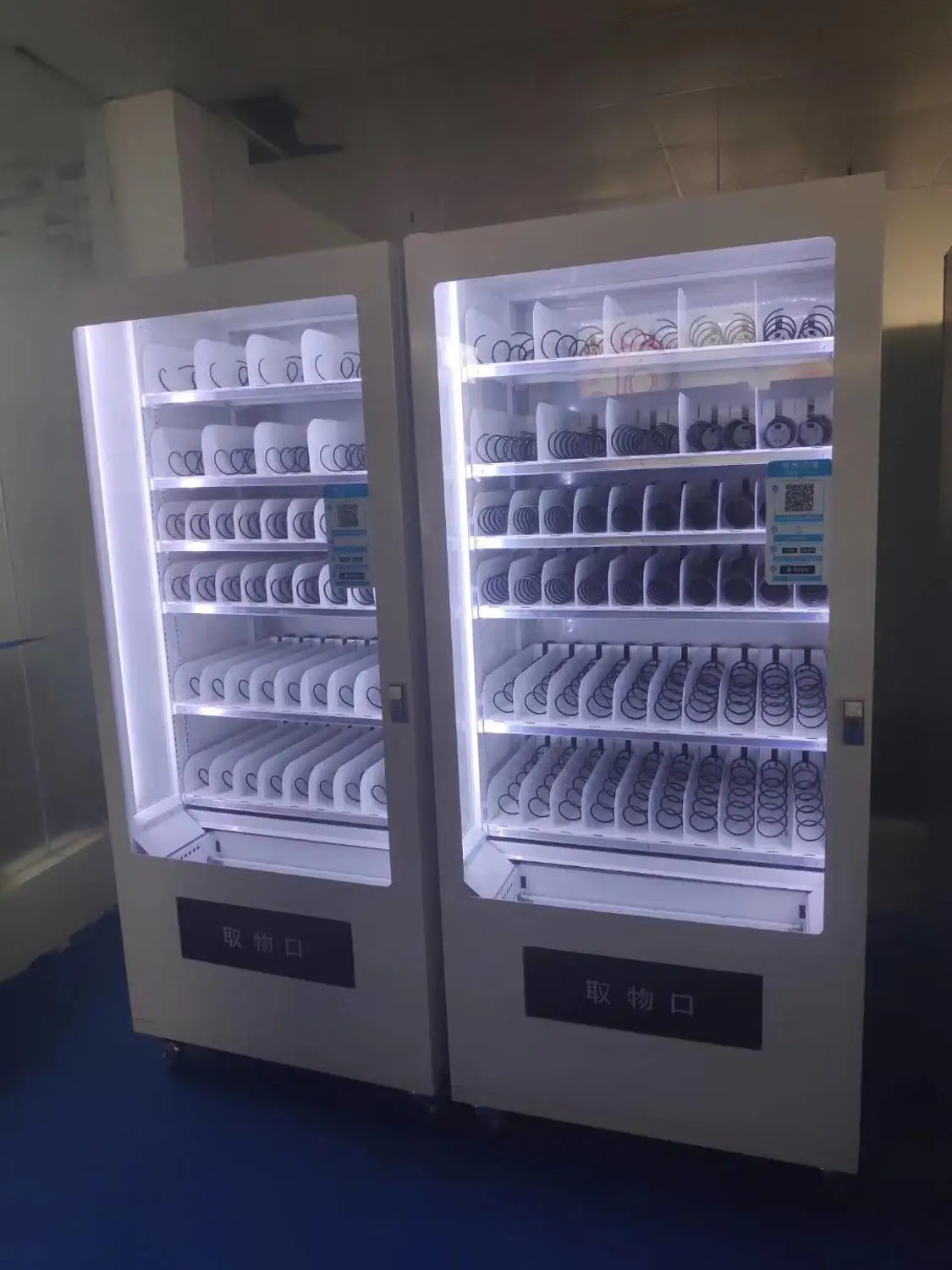 24 hours self service terminal drinks and snacks vending machine with lift system