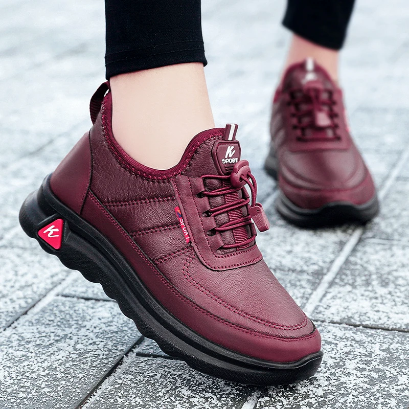 Botas de nieve de invierno para mujer, zapatos de cuero de felpa, zapatillas ligeras antideslizantes de algodón cálido, zapatos deportivos femeninos