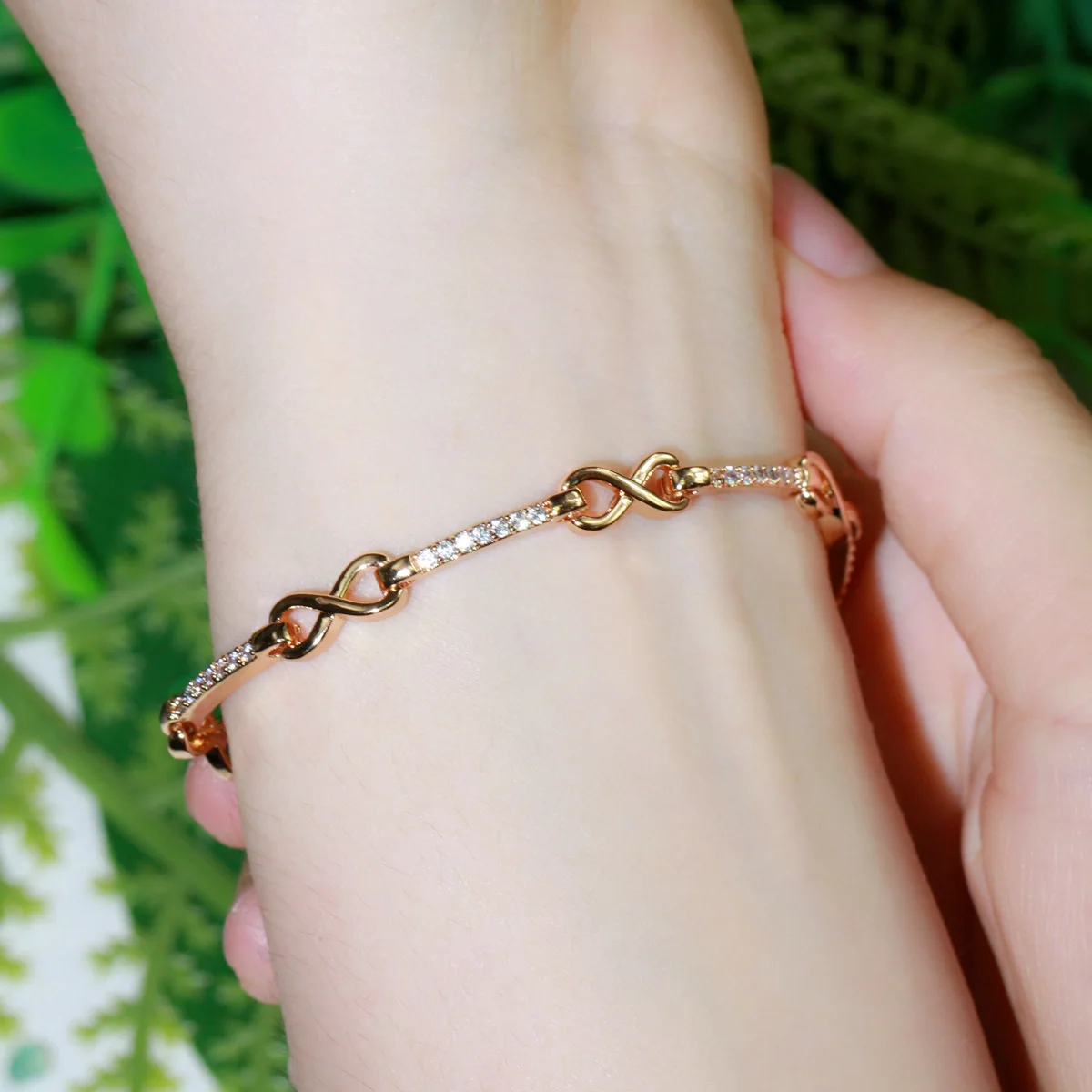 CWWZircons Gorgeous Silver Plated Infinity Cubic Zirconia Fashion Women Bracelet Luxury Brand Jewelry Gift for Ladies CB235