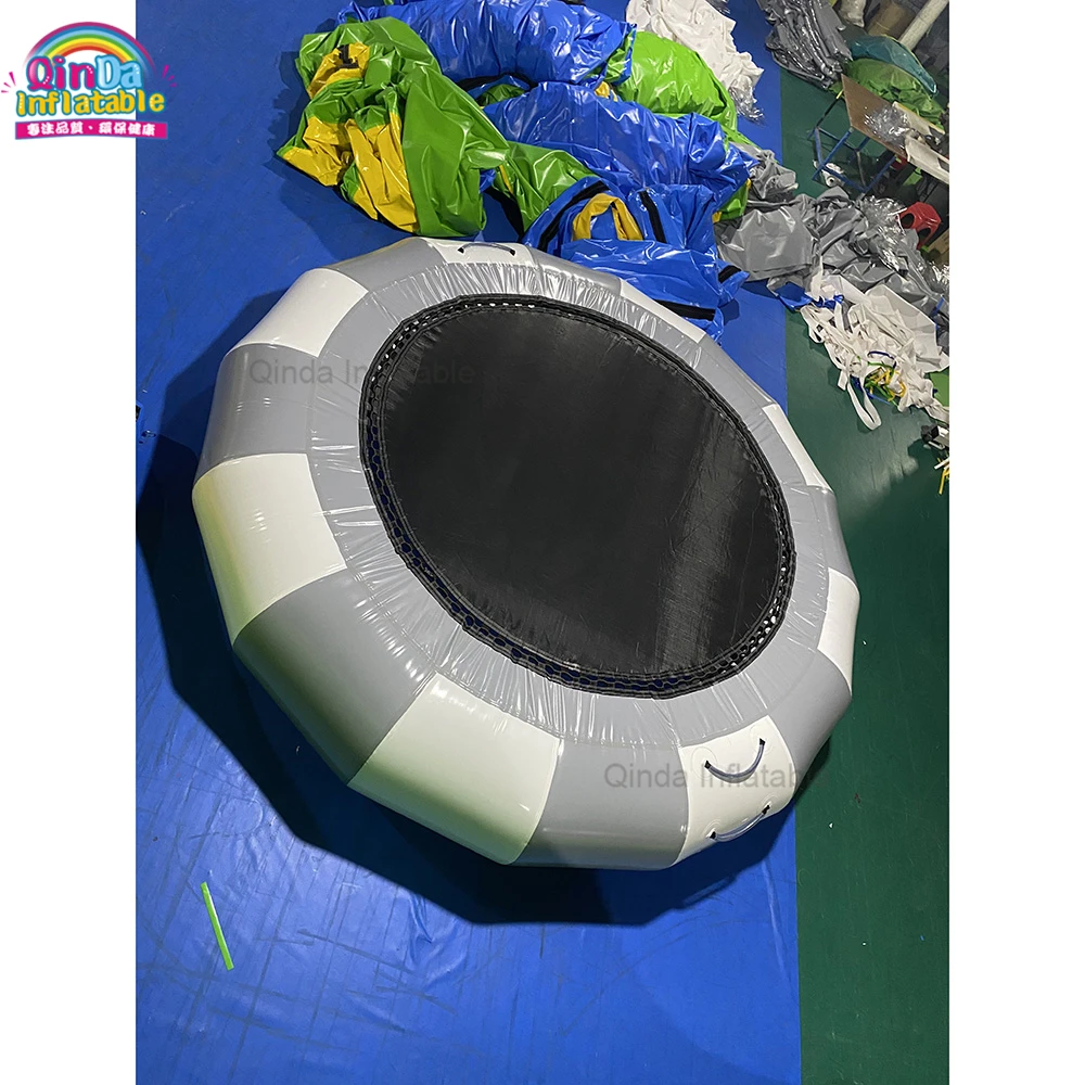 Aufblasbarer Sprungbeutel, Schwimmplattform, aufblasbares Wassertrampolin für Wasserpark