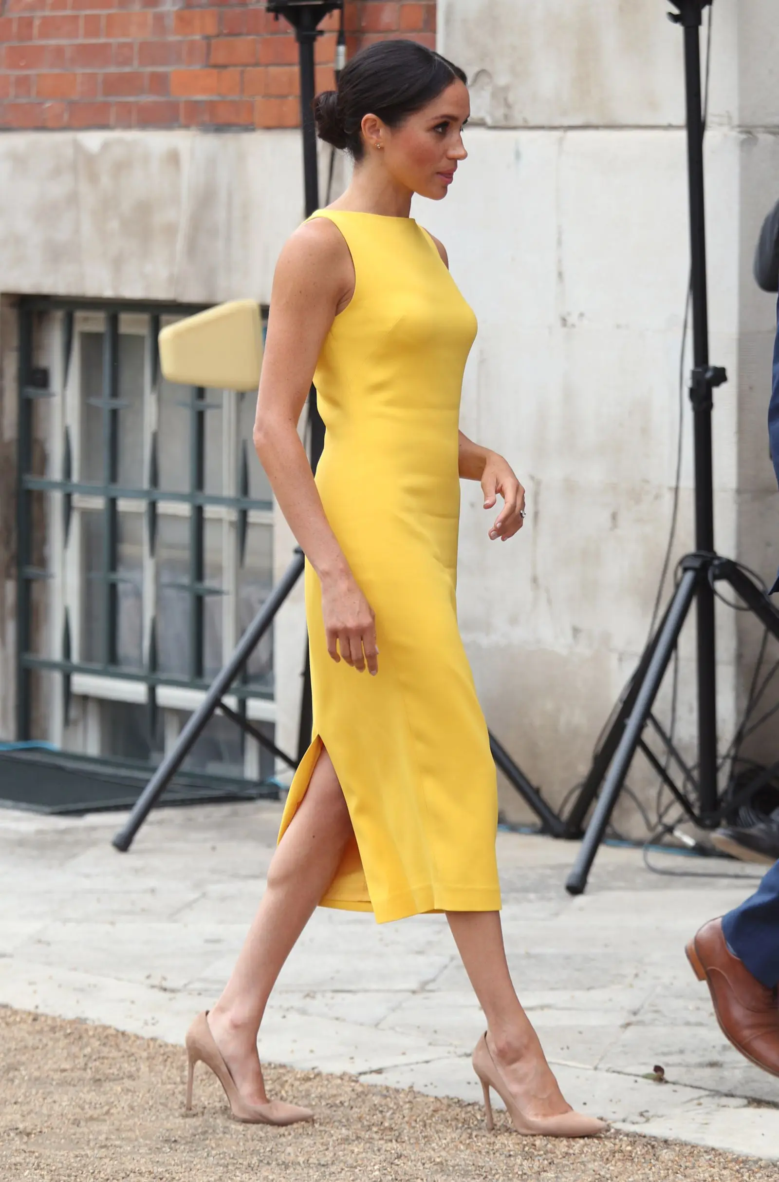 Vestido de noche amarillo corto, Sexy, sin mangas, falda Formal por debajo de la rodilla para graduación con hendidura, vestido de fiesta nocturno de celebridad, cóctel personalizado