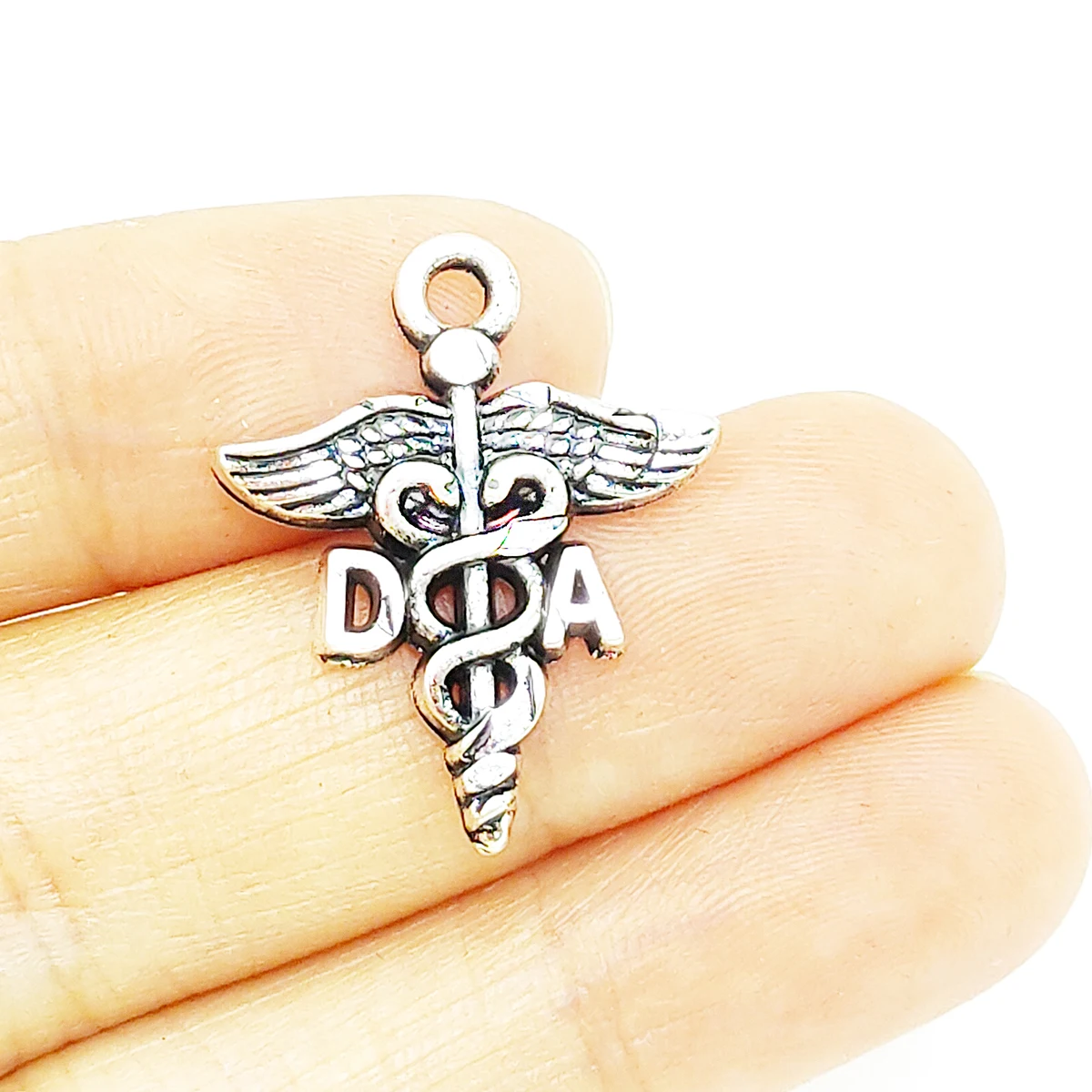 BULK 30pcs Lots Zinc Alloy Metal DA for Dentist Assistant Charms Antique Tone Medical Symbol Pendant 18*21MM