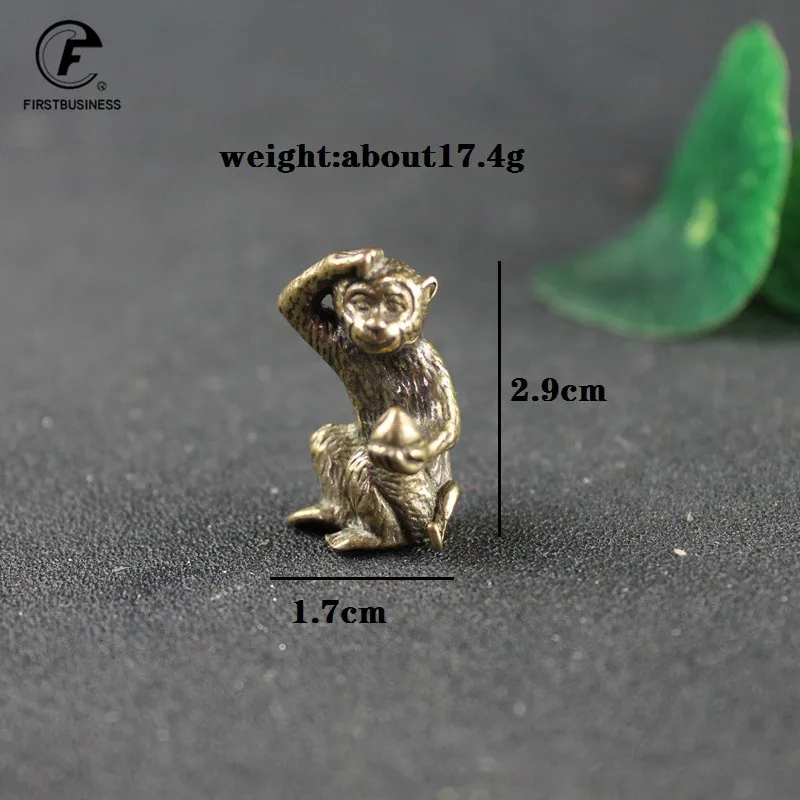 Antique Mini Solid Monkey Holding Peach Figurines Miniatures Tea Pet Ornaments Copper Zodiac Animal Statue Table Decorations